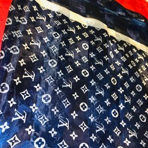 Louis Vuitton Accessories - Selling a LV scarf Louis Vuitton Accessories - Selling a LV scarf